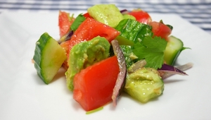 Agurk og tomatsalat med avokado